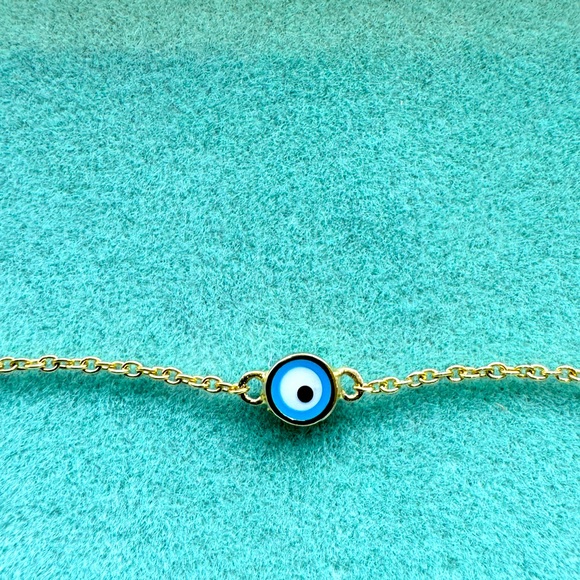 Dainty evil eye bracelet in 14k yellow gold - Picture 1 of 3